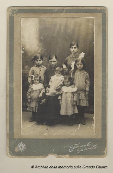 Elena Damo, al centro, con le sei figlie